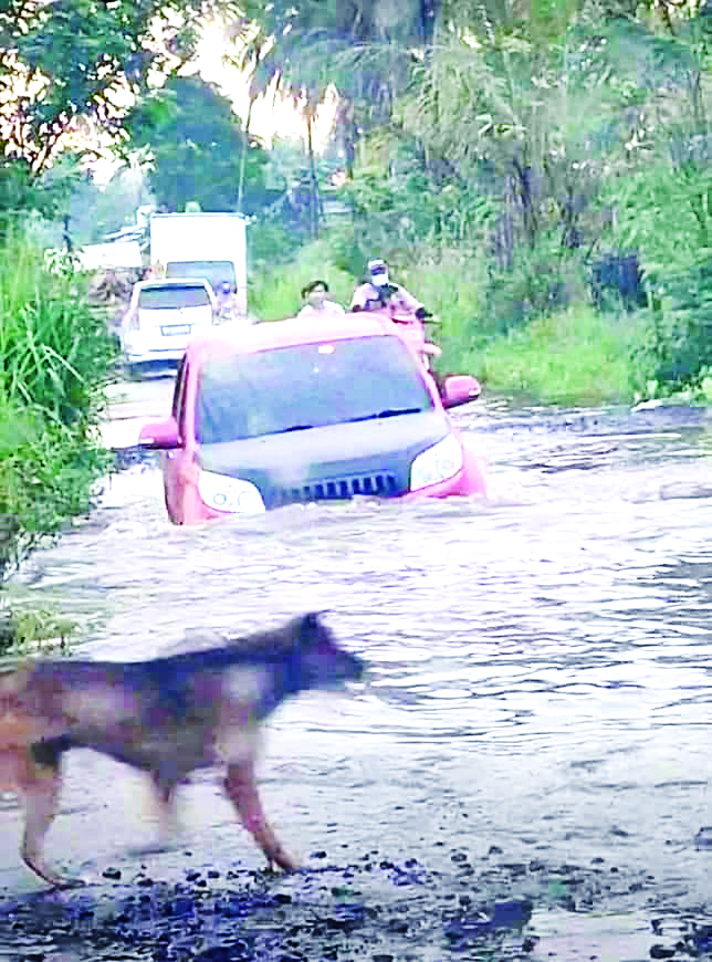 Akses Lobu-Kalait Tertutup Longsor, Jalan Tombatu-Silian Jadi ‘Telaga’